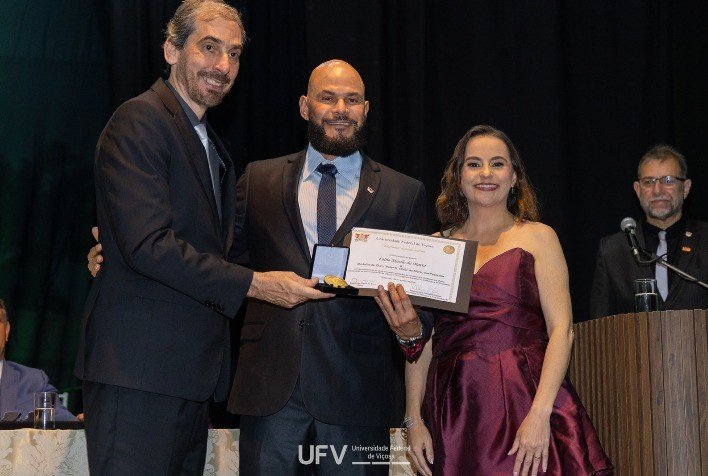 Professor Fábio Murilo da Matta conquista a Medalha de Ouro do Mérito em Pesquisa no centenário da UFV